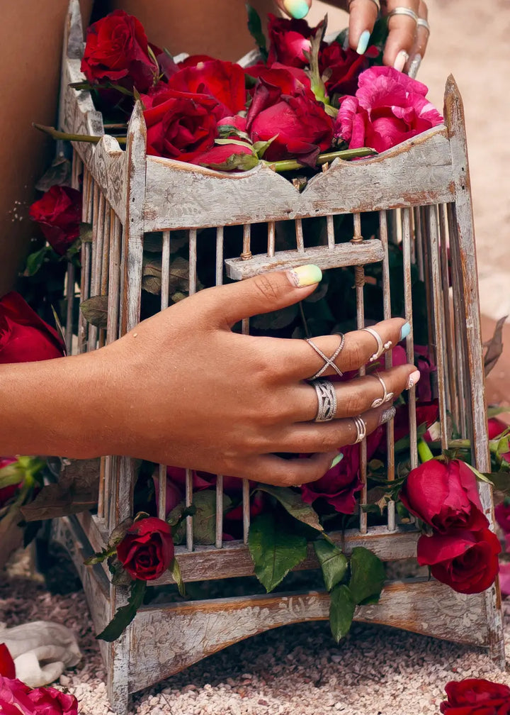 Canvastaulu - Woman with Roses