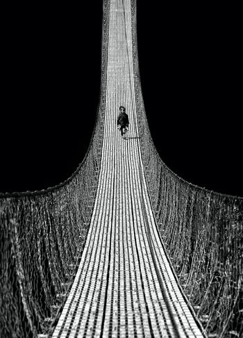 Canvastavla - Walking Down The Bridge (50X70)