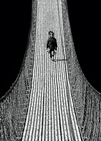 Canvastavla - Walking Down The Bridge (50X70)