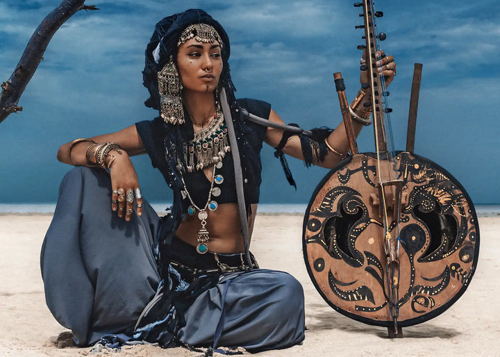 Canvastaulu - Tribal Woman in Desert