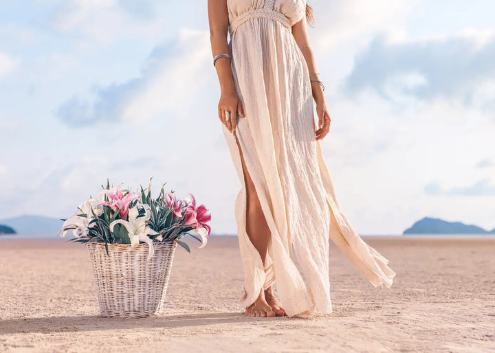 Canvastaulu - Beach Woman with Flowers