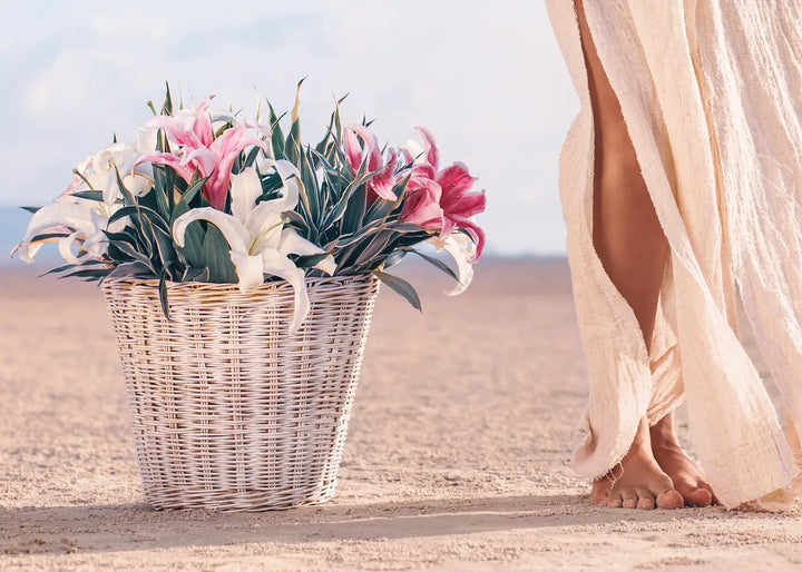 Canvastaulu - Beach Woman with Flowers